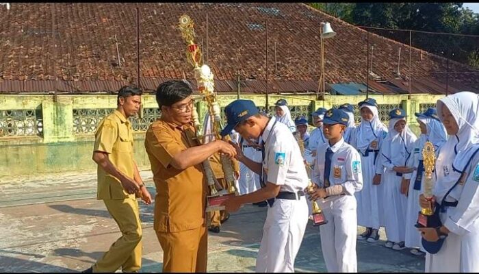 Kepala SMPN 3 Sumedang Beri Hadiah Kepada Siswa Berprestasi