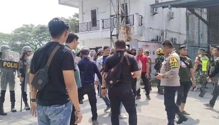 PT BRP Cianjur: Massa Gabungan Karyawan dan Warga Bentrok dengan Sekelompok Orang