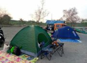 Pesisir Bendungan Cipanas Jadi Tempat Kemping yang Nyaman dan Adem