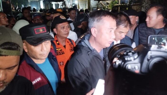 Diskar PB Kota Bandung Tutup Pipa PDAM yang Meledak di Cibangkong