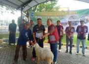 PYI Cianjur Salurkan Puluhan Kambing Kurban ke Warga Desa Sukasirna