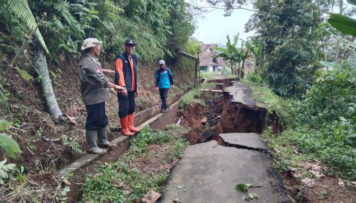 Jalan Terputus, Warga Dua RT di Desa Nangtang Terisolir