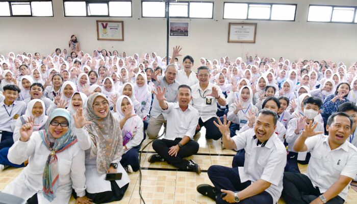 Pj Gubernur Jabar Tinjau Hari Ketiga MPLS di SMKN 1 Kota Bandung