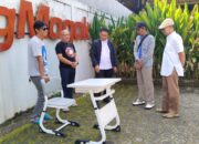 NGERI, Siswa Belajar dilantai, Bagong Mogok Serahkan 84 Unit Mebeler