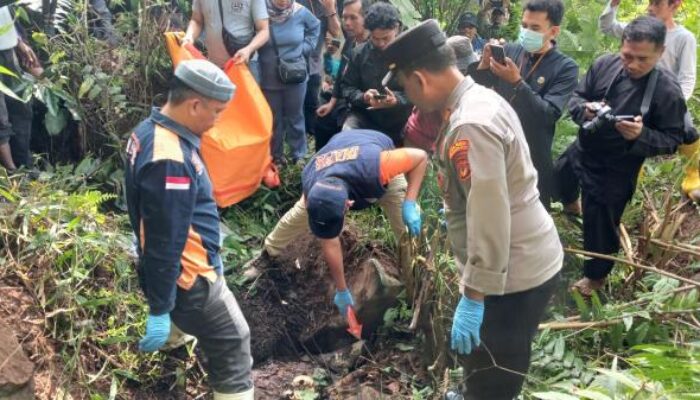 Polisi Evakuasi Jasad Tulang Belulang di Gunung Cakrabuana