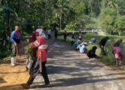 Mahasiswa KKN IAI Tasikmalaya Gotong Royong di Desa Kertasari Cipatujah