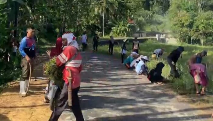 Mahasiswa KKN IAI Tasikmalaya Gotong Royong di Desa Kertasari Cipatujah