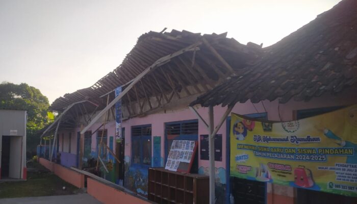 Atap Kelas RA Muhammad Ramdhan Belakang Kantor DPRD Kota Tasik Ambruk