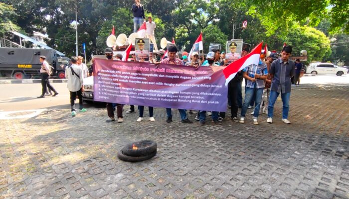 Massa GAHPI Desak Mantan Bupati Bandung Barat Yang Juga Artis Hengky Kurniawan Segera Diperiksa KPK Terkait Dugaan Korupsi