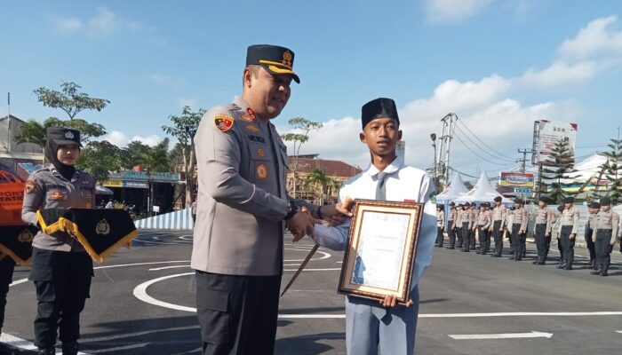 Siswa yang Panjat Tiang Bendera Mendapat Penghargaan dari Polres Tasikmalaya