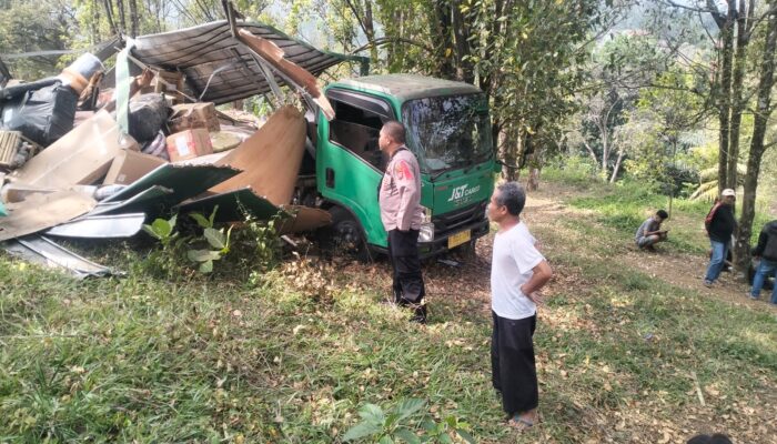 Truk Kurir J&T Masuk Jurang di Jalan Raya Kadipaten