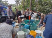 Atasi Kesulitan Air, Polantas Bagi-bagi Air ke Warga