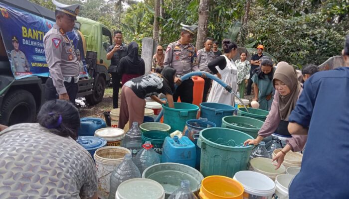Atasi Kesulitan Air, Polantas Bagi-bagi Air ke Warga