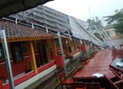 Atap SDN Kersamaju Cigalontang Tersapu Angin