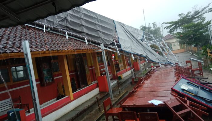 Atap SDN Kersamaju Cigalontang Tersapu Angin
