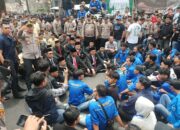 Aksi Unjukrasa Warnai Pelantikan DPRD Kota Tasikmalaya