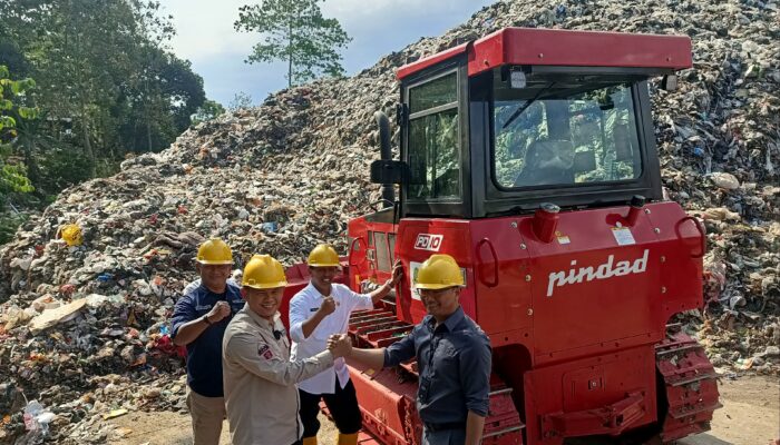 Maksimalkan Pengelolaan Sampah, Buldozer CSR Bjb Mulai Beroperasi di TPA Ciangir