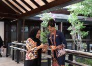 Petugas Kereta Api Kenakan Seragam Batik, Lestasikan Budaya Batik Nasional