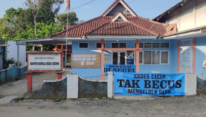 Pemerintah Desa Cisewu Bermasalah, Warga Protes, Pasang Spanduk Berisi Protes