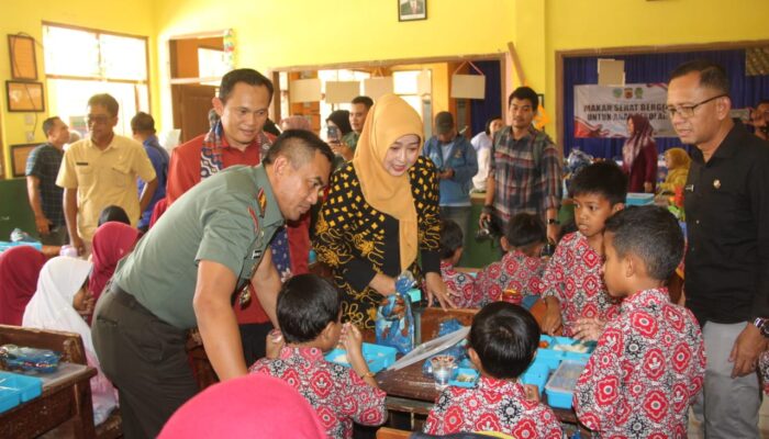Kodim dan Polres Tasikmalaya Kota Ujicoba Makan Siang Bergizi di SDN Dadaha
