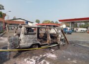 Mobil Milik Pedagang Es Teler Terbakar di Area SPBU Eor