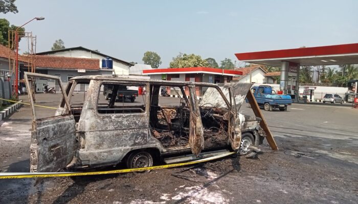 Mobil Milik Pedagang Es Teler Terbakar di Area SPBU Eor
