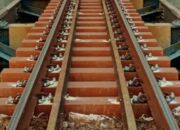 Jelang Nataru, PT KAI Daop 2 Lakukan Inovasi Keberlanjutan: Bantalan Sintetis Ramah Lingkungan untuk Rel Kereta Api