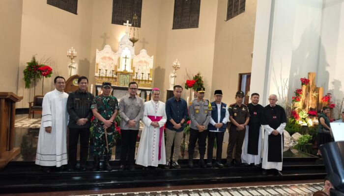 Bey Machmudin Tinjau Malam Misa Natal di Kota Bandung
