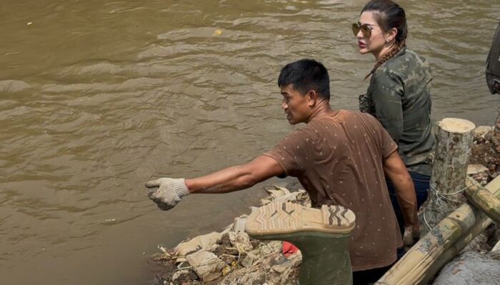 Distribusikan Bantuan, Legislator Angie Natesha Tinjau Lokasi Banjir Dayeuhkolot
