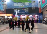 KAI Daop 2 Hadirkan Kesenian Sisingaan di Hall Stasiun Bandung