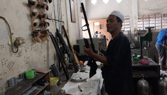 Polda Jabar dan Pemdes Cileunyi Kulon Sosialisasikan Bahaya Perakitan Senjata Api Ilegal