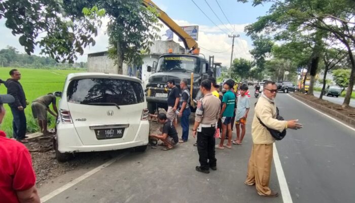 Honda Freed ‘Bajak Sawah’ di Jalan Sewaka Tasik