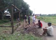 Pemdes Baleraja Bareng Warga Gotong Royong Bangun Pos Kamling