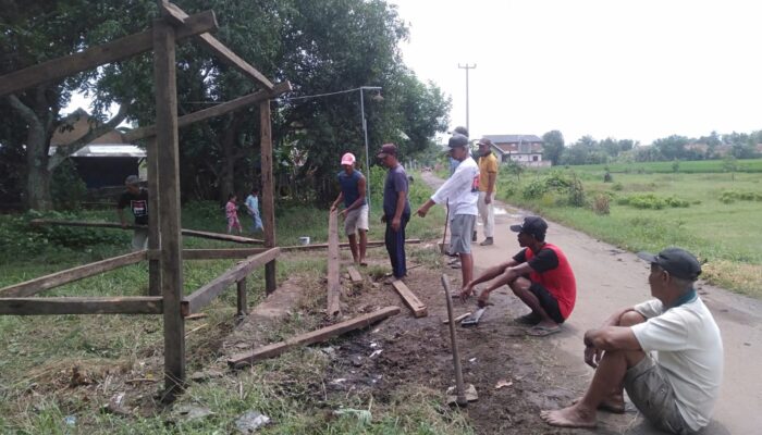 Pemdes Baleraja Bareng Warga Gotong Royong Bangun Pos Kamling