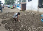 Kesal, Sopir Angkutan Umum Perbaiki Terminal Singaparna