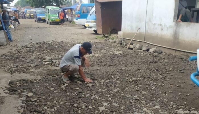 Kesal, Sopir Angkutan Umum Perbaiki Terminal Singaparna