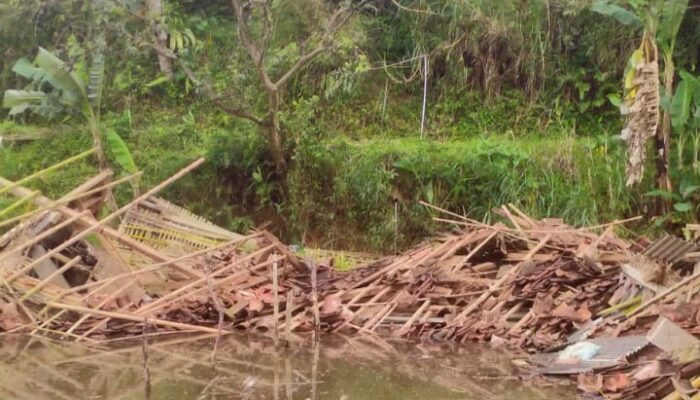 Kandang Ayam dan Rumah Hancur Diterpa Angin Kencang