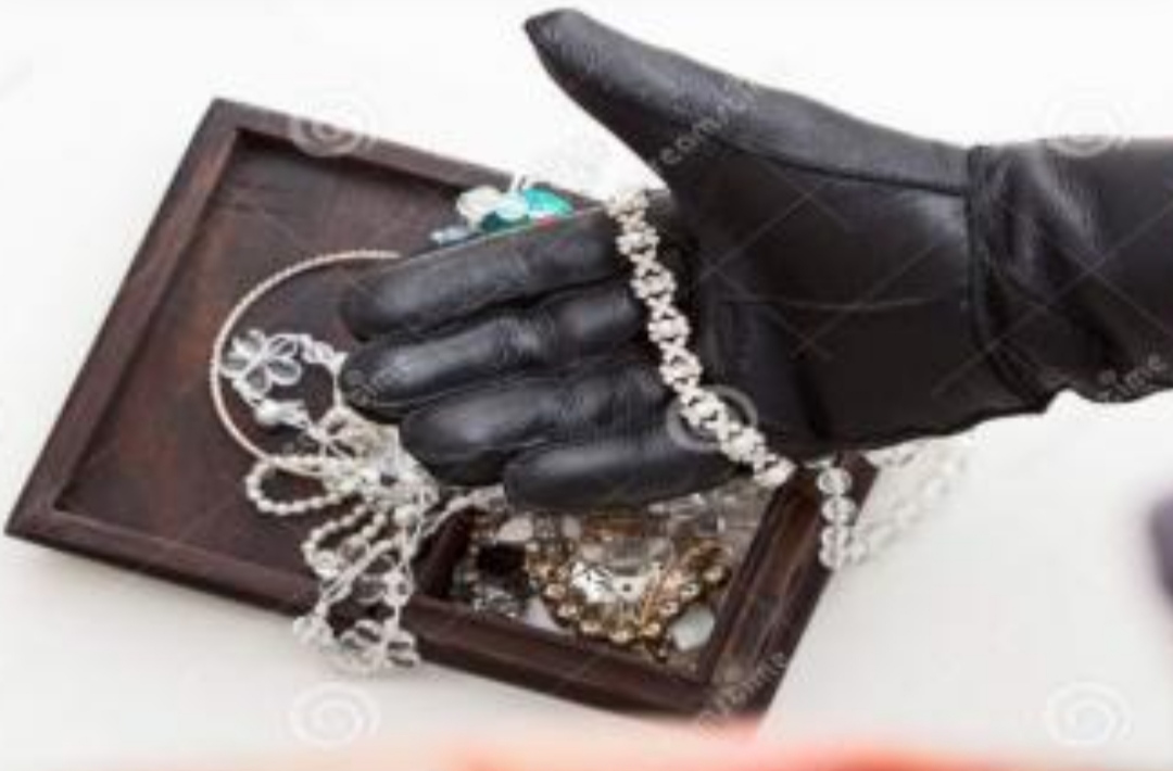 Sasar Perhiasan Siswa