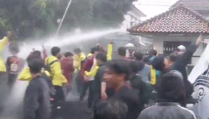 Demo Indonesia Gelap di Tasik Sempat Ricuh Saat Hujan Deras