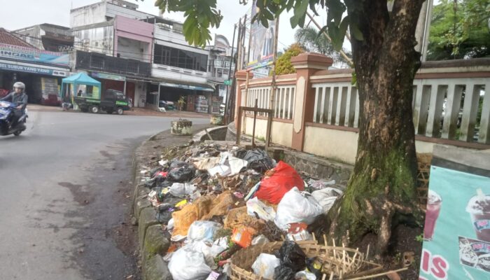 Sampah dan Bangkai Binatang Kotori Depan Kaum Singaparna