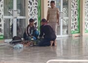 Seorang Pria Tak Bernyawa di Teras Mesjid Besar Singaparna