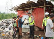 Kapolres Tasikmalaya Blusukan ke Tempat Sampah untuk Bagikan Sembako