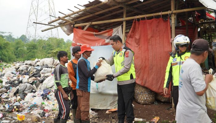 Kapolres Tasikmalaya Blusukan ke Tempat Sampah untuk Bagikan Sembako