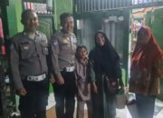 Polisi Bantu Ibu dan Anak yang Kehabisan Tiket Bus Mudik