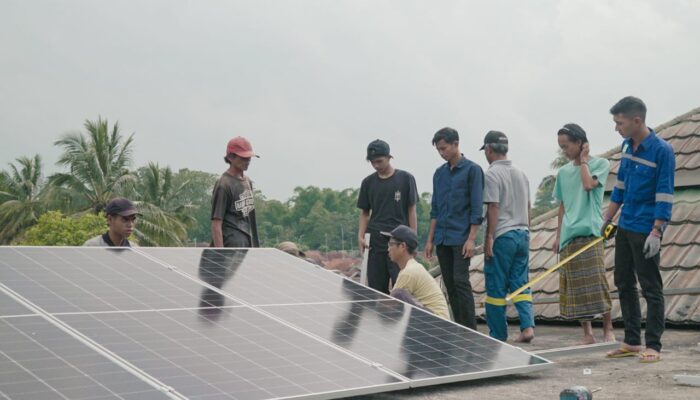 Sedekah Energi dari Mosaic Latih Warga Pondok Pesantren Mampu Kelola Panel Surya Secara Mandiri