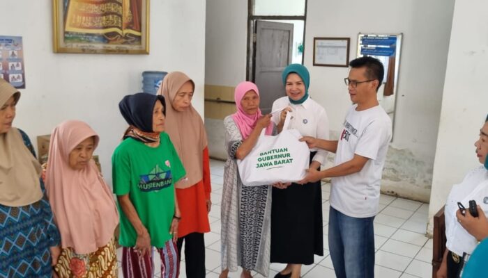 PKK Jabar Gelar Baksos di Panti Lansia dan Panti Anak