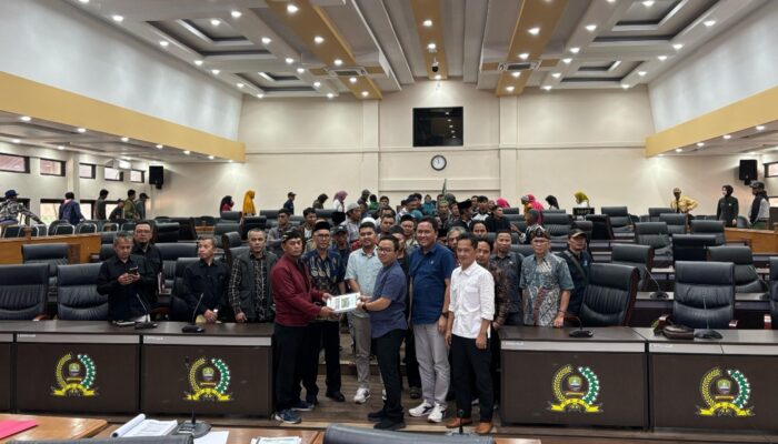 Tolak Perpanjangan HGB PT Subur Setiadi, Warga Cimarias dan Cinanggerang Lakukan Audiensi dengan DPRD Sumedang