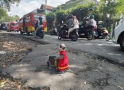 Mengais Rezeki di Tengah Kemacetan