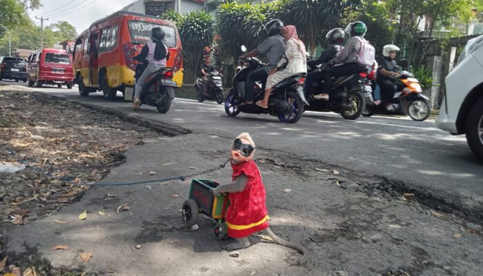 Mengais Rezeki di Tengah Kemacetan