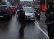 Polisi Kawal Ibu Melahirkan di Tengah Sistem Satu Arah Jalur Puncak